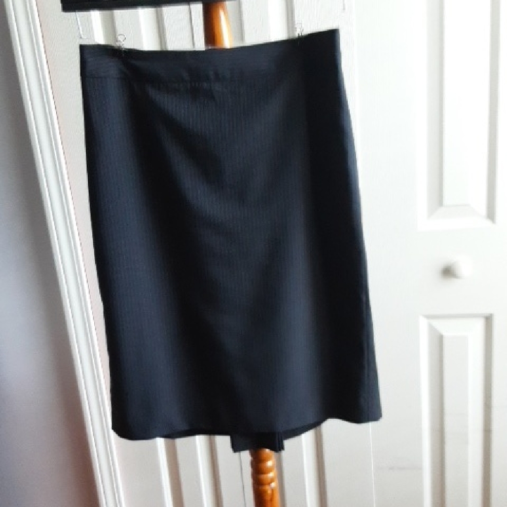 Ann Taylor Classic Black Pencil Skirt Size 4 .